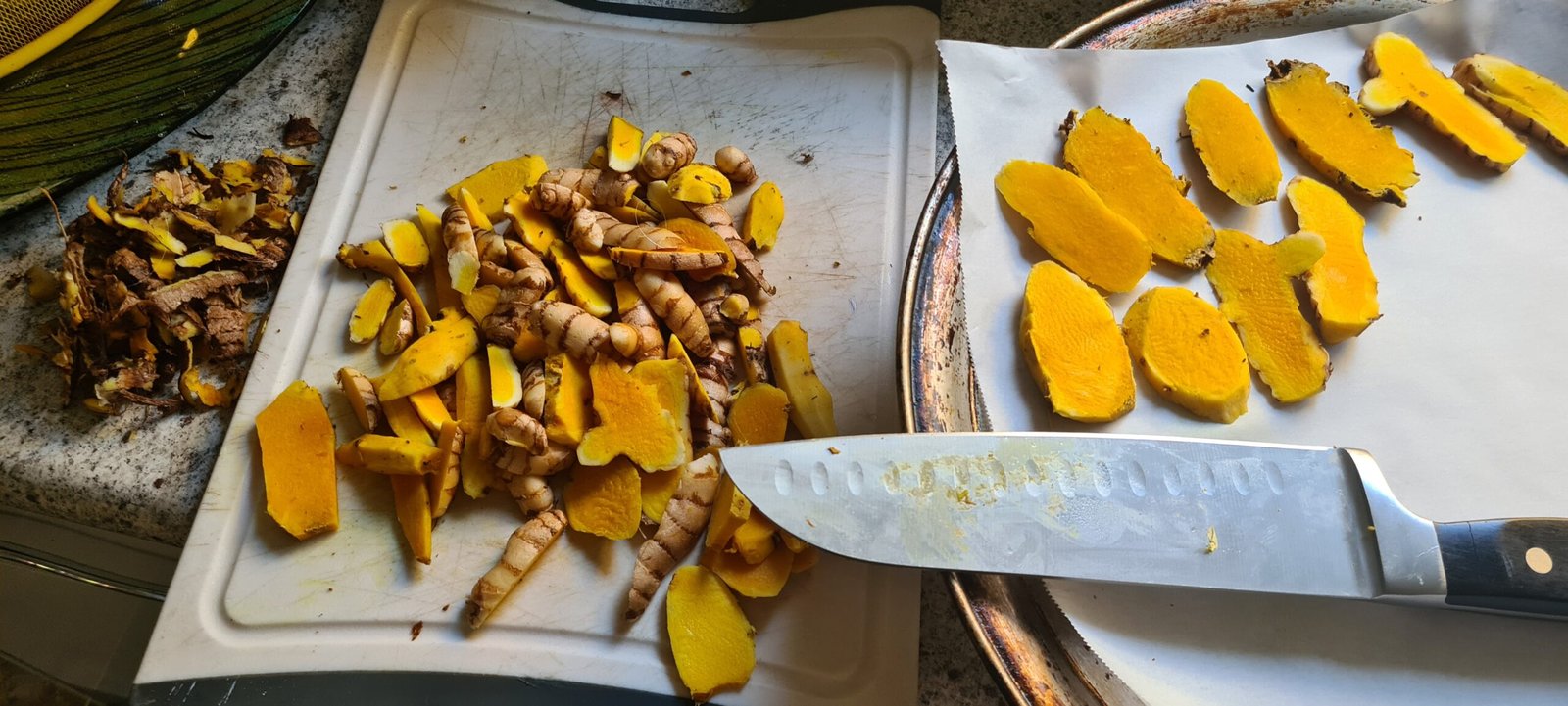 peeled and sliced turmeric. Only the large pieces were peeled.